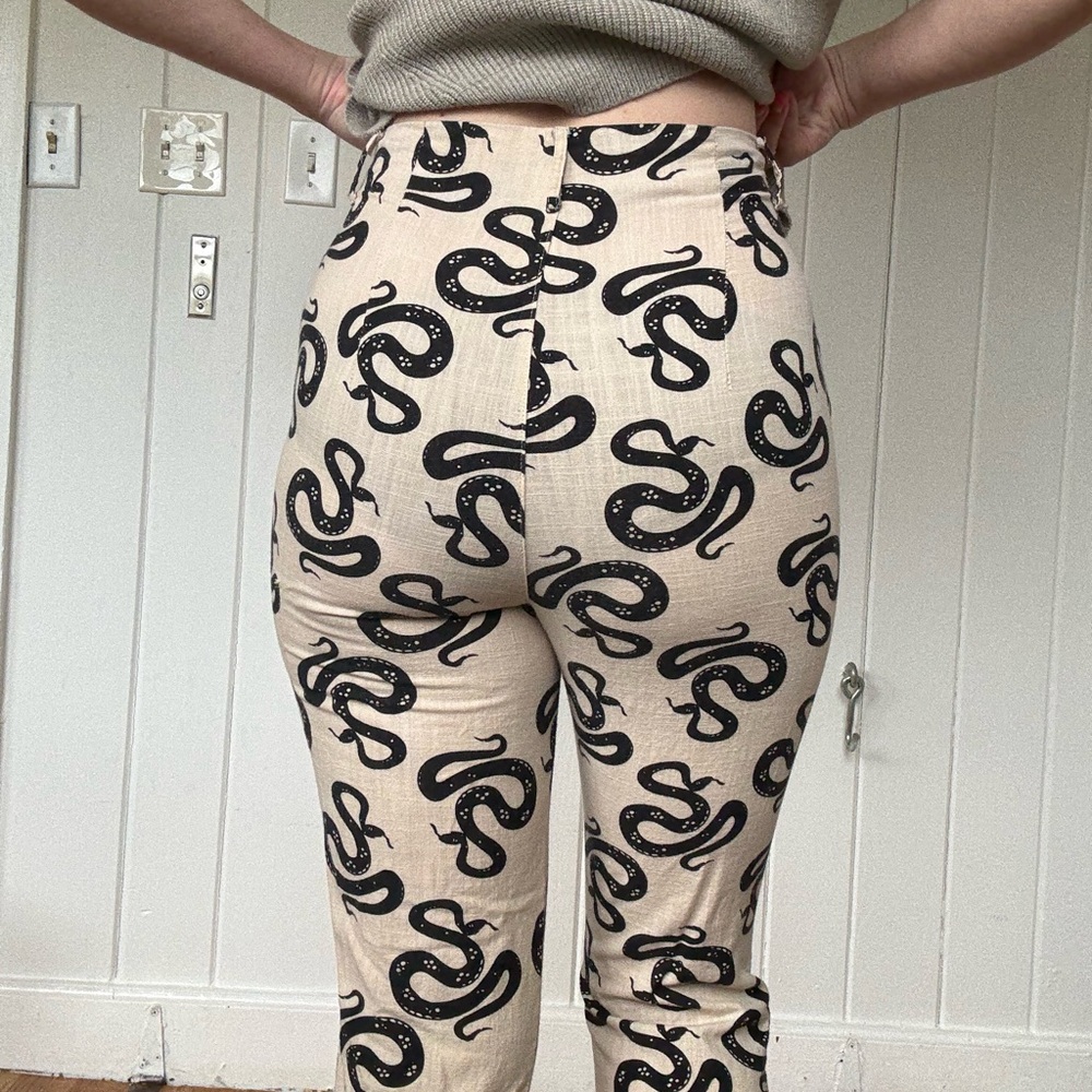 Cropped snake-patterned pants - Picture 3 of 5